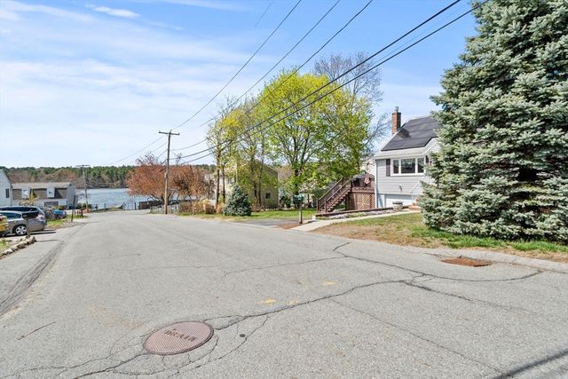 339 Passaconaway Dr, Dracut, MA 01826