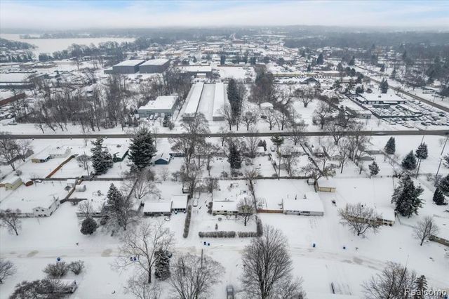 1122 Lynsue Lane, Waterford, MI 48327