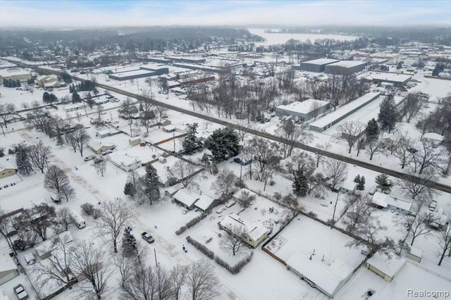 1122 Lynsue Lane, Waterford, MI 48327