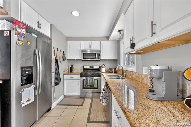 1122 Lynsue Lane, Waterford, MI 48327