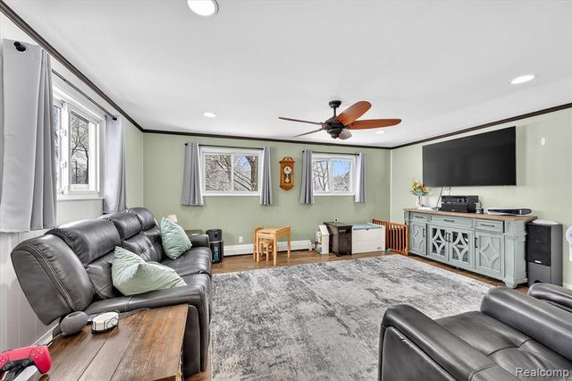 1122 Lynsue Lane, Waterford, MI 48327