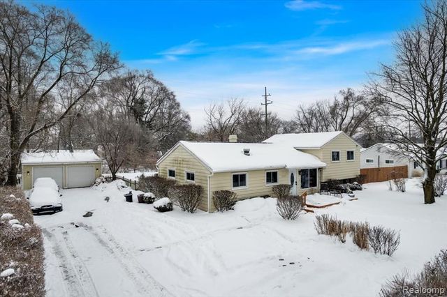 1122 Lynsue Lane, Waterford, MI 48327