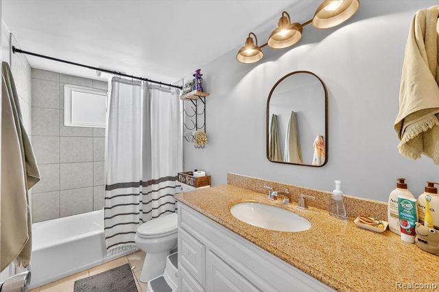 1122 Lynsue Lane, Waterford, MI 48327