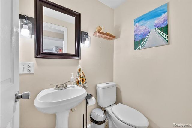 1122 Lynsue Lane, Waterford, MI 48327