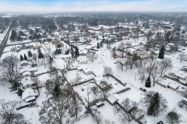 1122 Lynsue Lane, Waterford, MI 48327