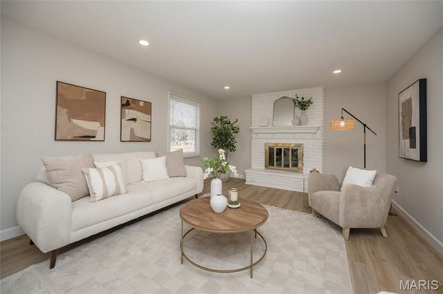 15693 Dresden Lake Court, Chesterfield, MO 63017