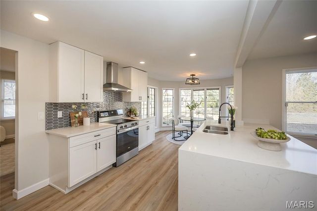 15693 Dresden Lake Court, Chesterfield, MO 63017