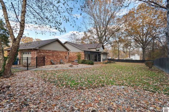 906 E 14th St, Benton, KY 42025