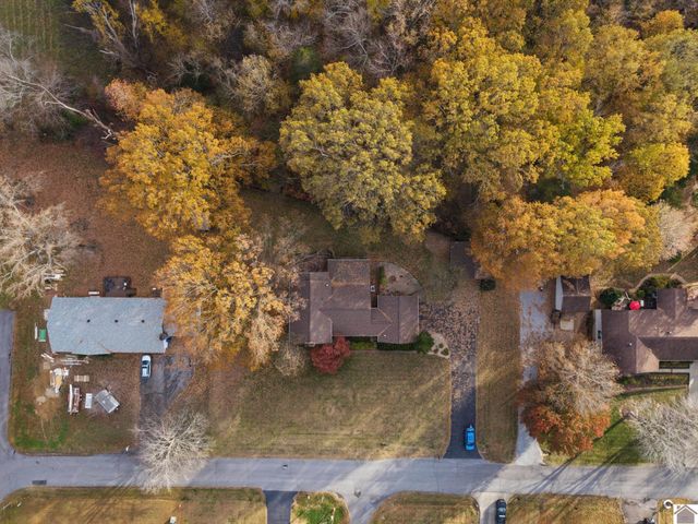 906 E 14th St, Benton, KY 42025