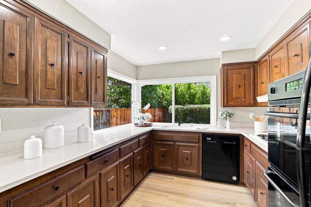 Image 16 of property listing at 560 Elvis Drive, San Jose, CA 95123