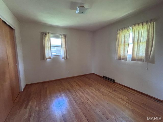 79 Harnett Avenue, Wood River, IL 62095