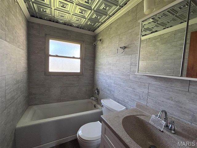 79 Harnett Avenue, Wood River, IL 62095