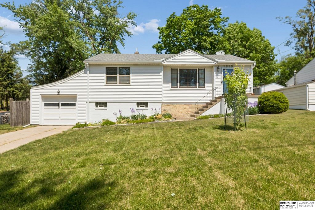1910 Lindyview Lane, Bellevue, NE 68005