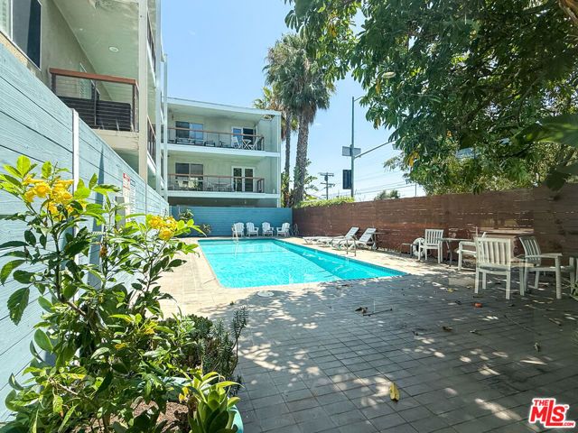 330 S Barrington Avenue 309, Los Angeles, CA 90049