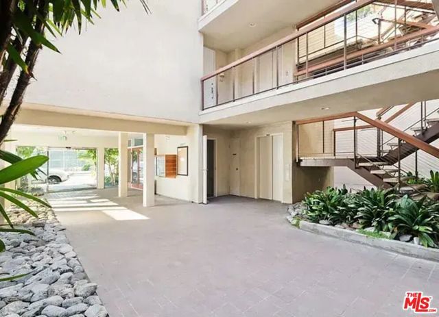 330 S Barrington Avenue 309, Los Angeles, CA 90049