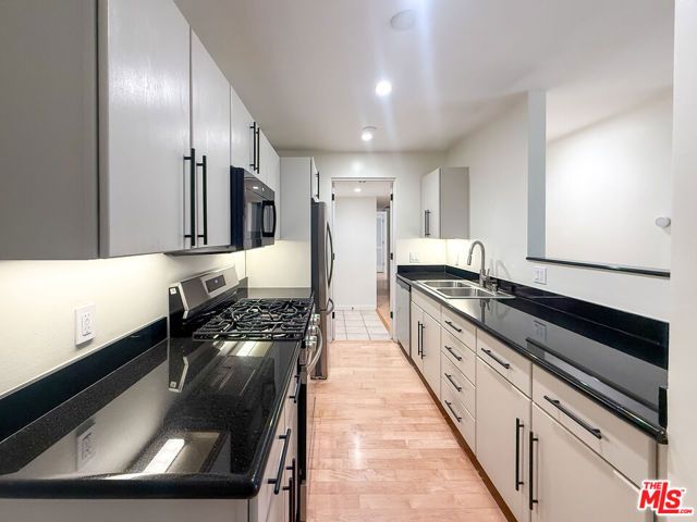 330 S Barrington Avenue 309, Los Angeles, CA 90049