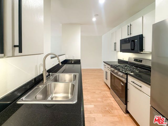 330 S Barrington Avenue 309, Los Angeles, CA 90049
