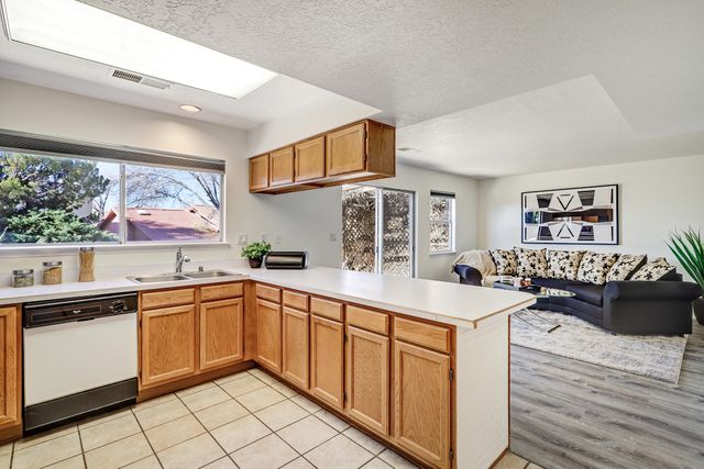 7617 Eagle Rock Avenue NE, Albuquerque, NM 87122