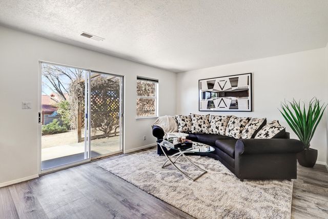 7617 Eagle Rock Avenue NE, Albuquerque, NM 87122