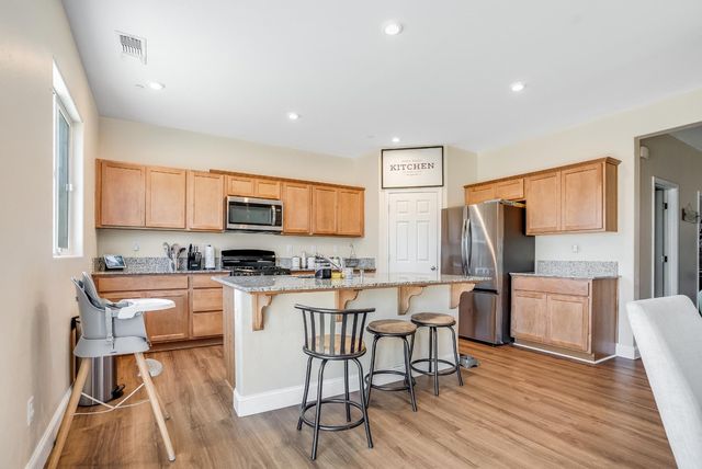 1869 E Gum Avenue, Reedley, CA 93654