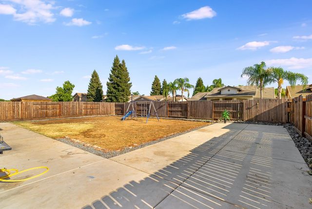 1869 E Gum Avenue, Reedley, CA 93654