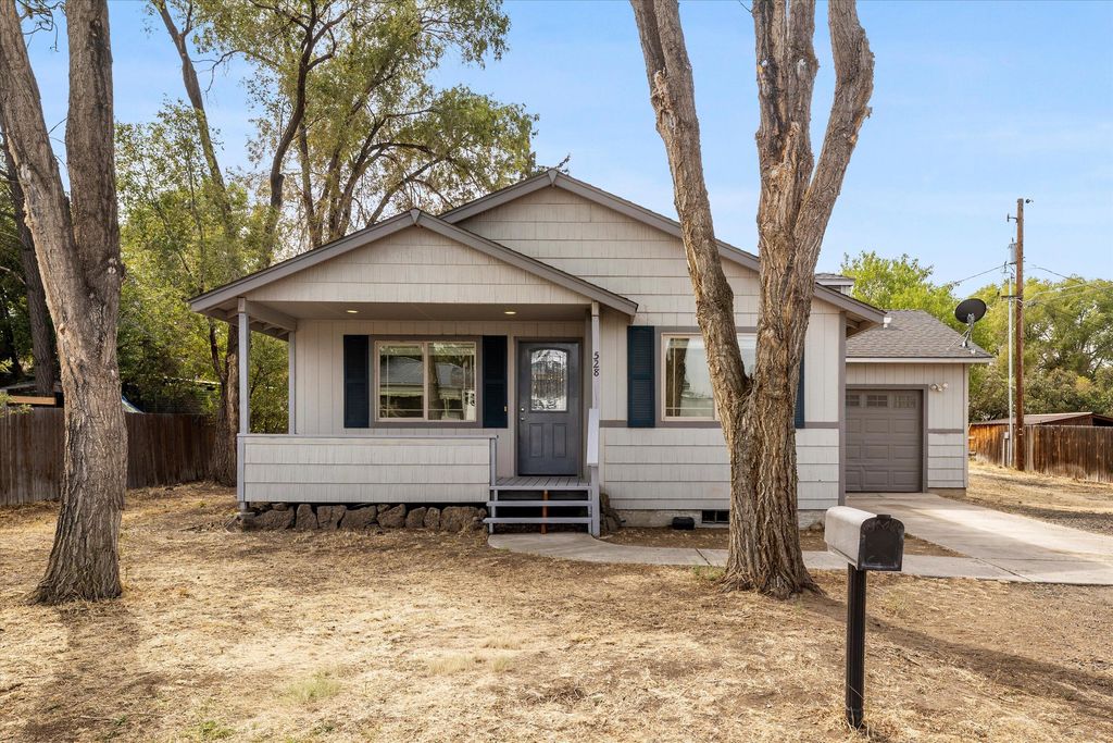 528 SE Cascade Avenue, Redmond, OR 97756