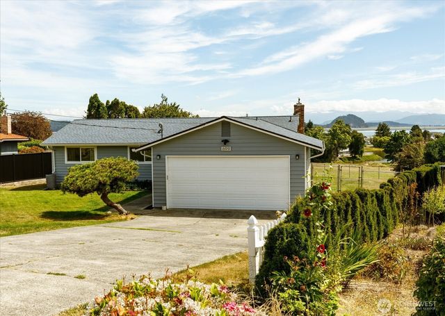 699 Maplewood Loop, Oak Harbor, WA 98277
