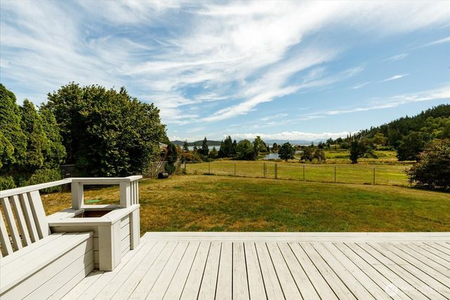 699 Maplewood Loop, Oak Harbor, WA 98277