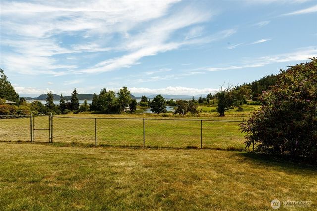 699 Maplewood Loop, Oak Harbor, WA 98277