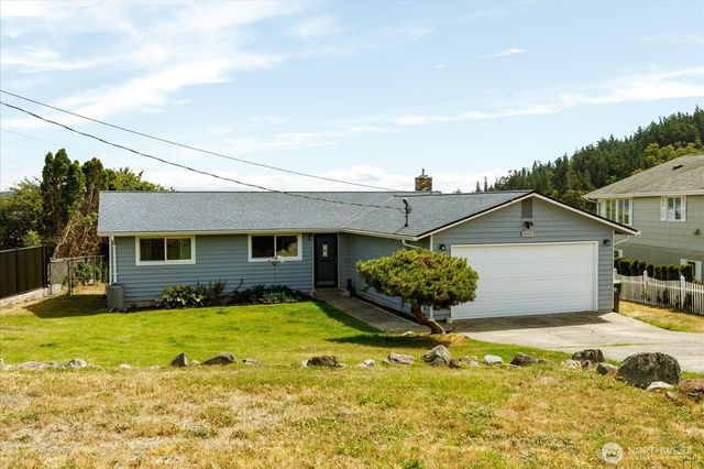 699 Maplewood Loop, Oak Harbor, WA 98277