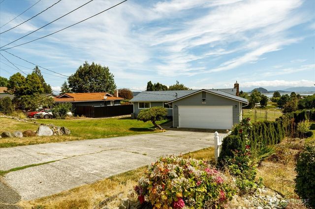 699 Maplewood Loop, Oak Harbor, WA 98277