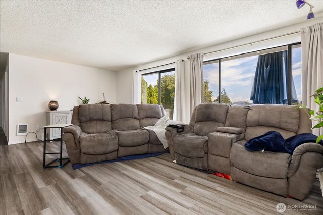 699 Maplewood Loop, Oak Harbor, WA 98277
