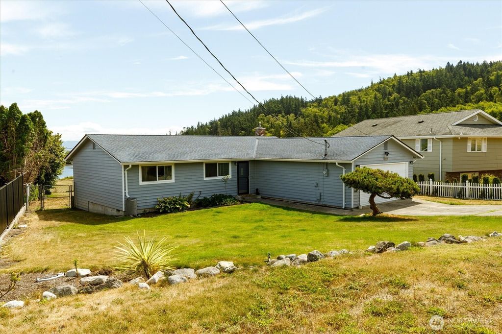 699 Maplewood Loop, Oak Harbor, WA 98277