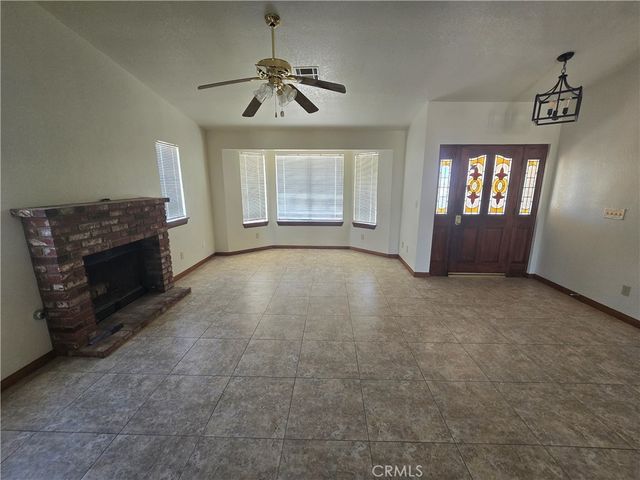 7057 W Avenue H, Lancaster, CA 93536