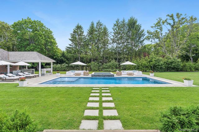 4 Heatherwood Lane, Quogue, NY 11959