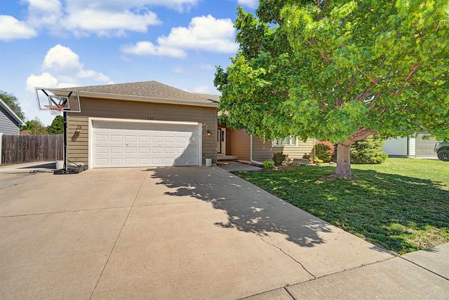 639 Rittgers Ln, Salina, KS 67401