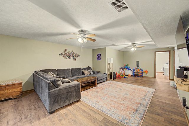 639 Rittgers Ln, Salina, KS 67401