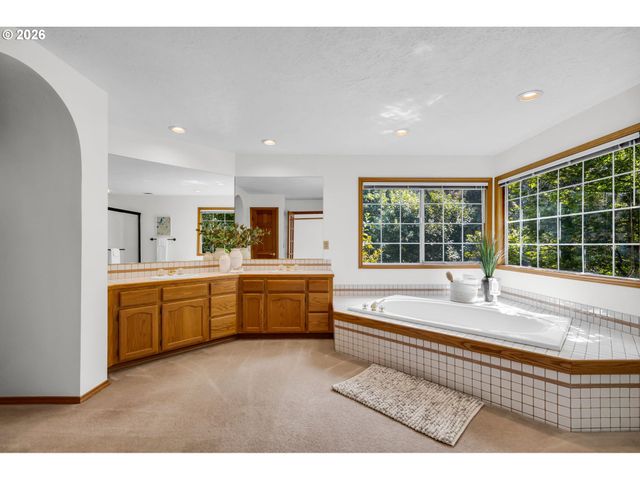 5504 WESTFIELD Ct, Lake Oswego, OR 97035
