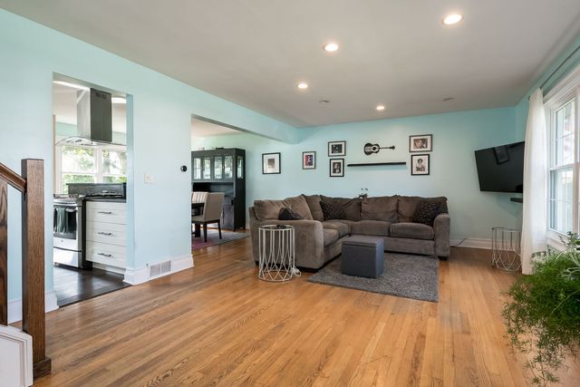 522 E Park Manor Court, Elmhurst, IL 60126