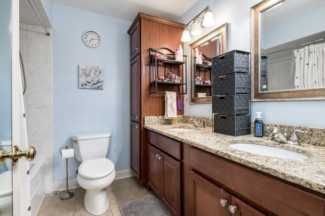 522 E Park Manor Court, Elmhurst, IL 60126