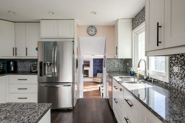 522 E Park Manor Court, Elmhurst, IL 60126