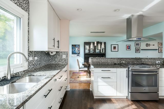 522 E Park Manor Court, Elmhurst, IL 60126