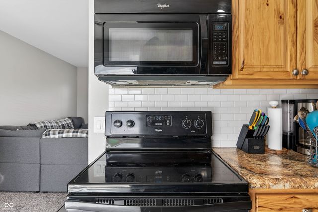 10961 W Hillview Place, Columbus, IN 47201