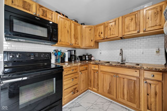 10961 W Hillview Place, Columbus, IN 47201