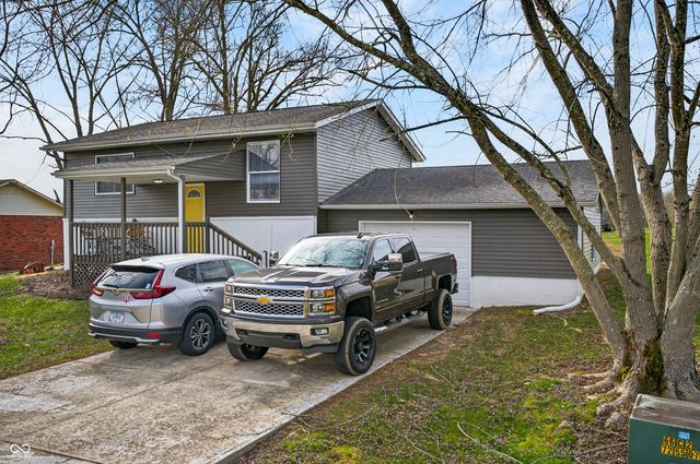 10961 W Hillview Place, Columbus, IN 47201