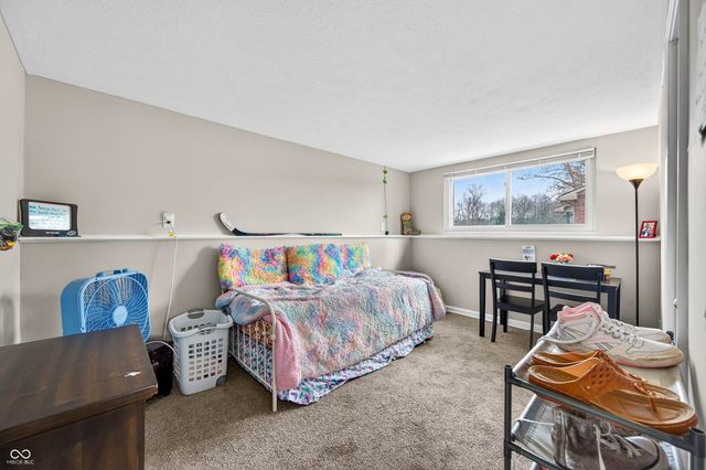 10961 W Hillview Place, Columbus, IN 47201