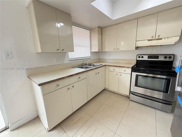 5327 NW 27th St D4, Lauderhill, FL 33313