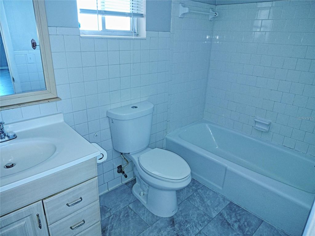 Image 15 of property listing at 4109 LAKE BAYSHORE DRIVE 407, Bradenton, FL 34205