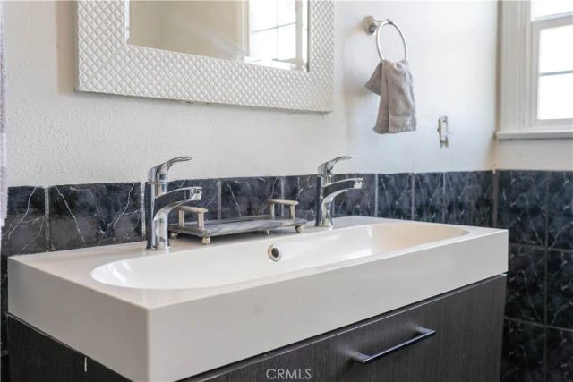 3208 W 74th Street, Park Hills Heights, CA 90043