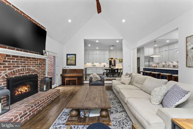 8015 EDDY BEND TRL, Fairfax Station, VA 22039